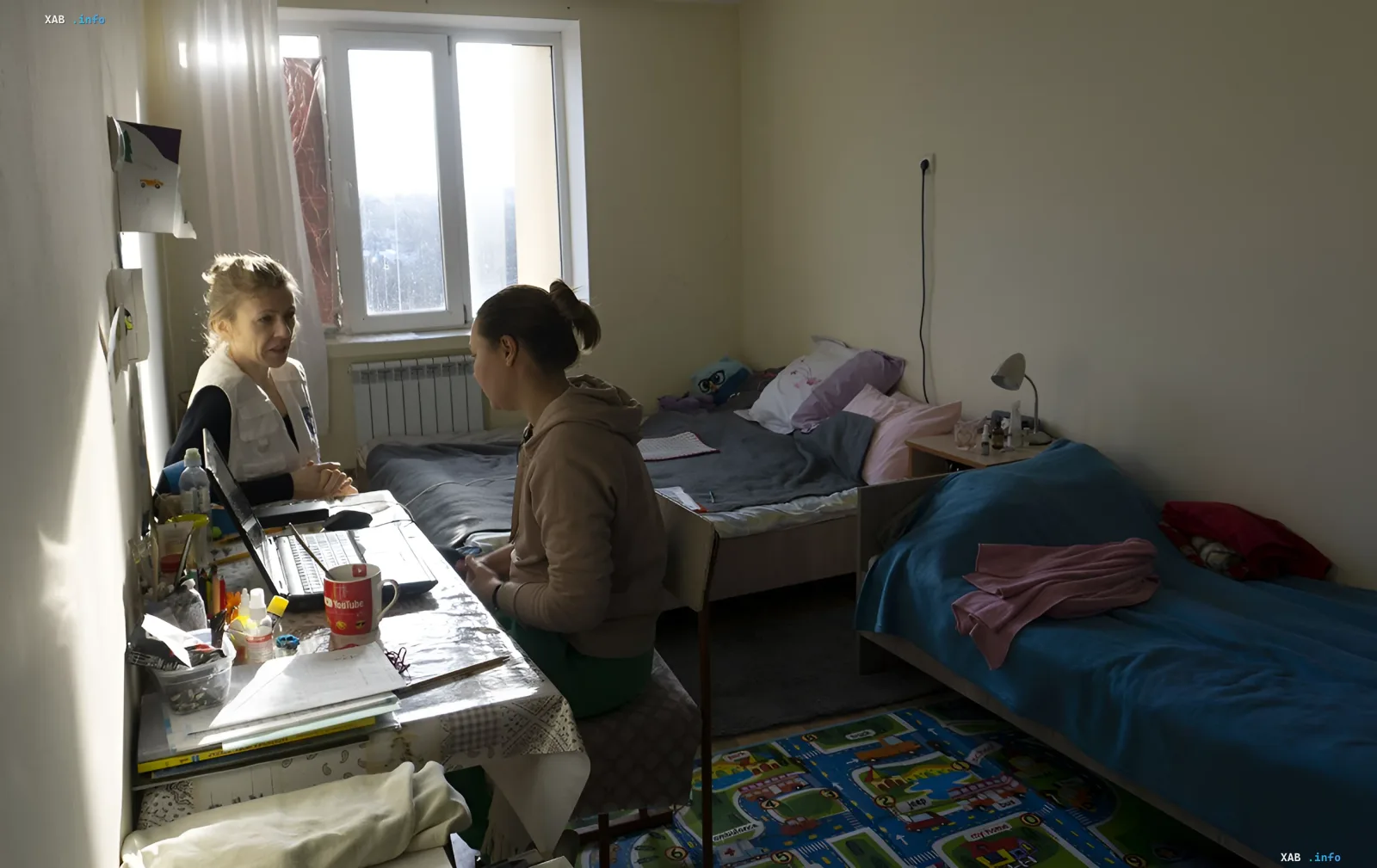 Migrationsdienstmitarbeiter berät eine moldawische Bürgerin in einem Büro über die vereinfachte Erlangung der ukrainischen Staatsbürgerschaft