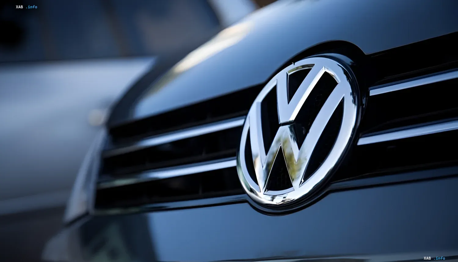 Volkswagen-Logo am Kühlergrill eines Autos — Symbol des Unternehmens, das vor massiven Stellenabbau und Werksschließungen steht