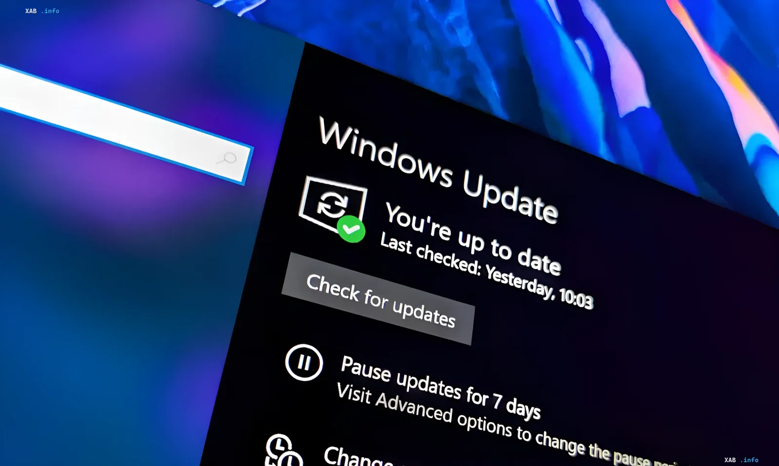 Windows Update-Bildschirm mit der Meldung 'Sie sind auf dem neuesten Stand', das die Verlängerung der Windows 10-Unterstützung bis 2027 aufgrund langsamer Migration zu Windows 11 veranschaulicht