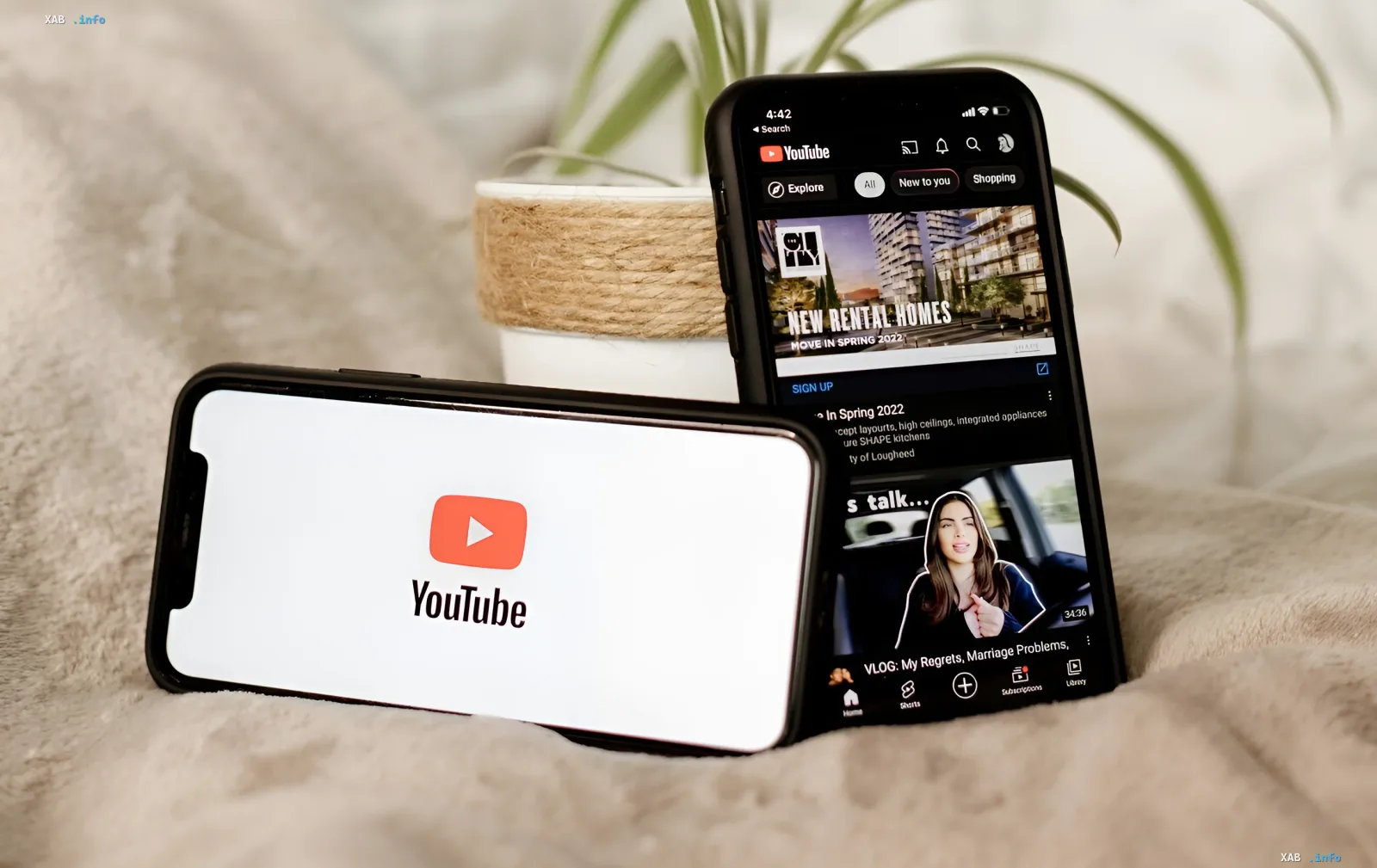 Smartphones mit geöffnetem YouTube: eines zeigt das Logo, das andere die Oberfläche mit Shorts und Videos, was Plattformänderungen illustriert