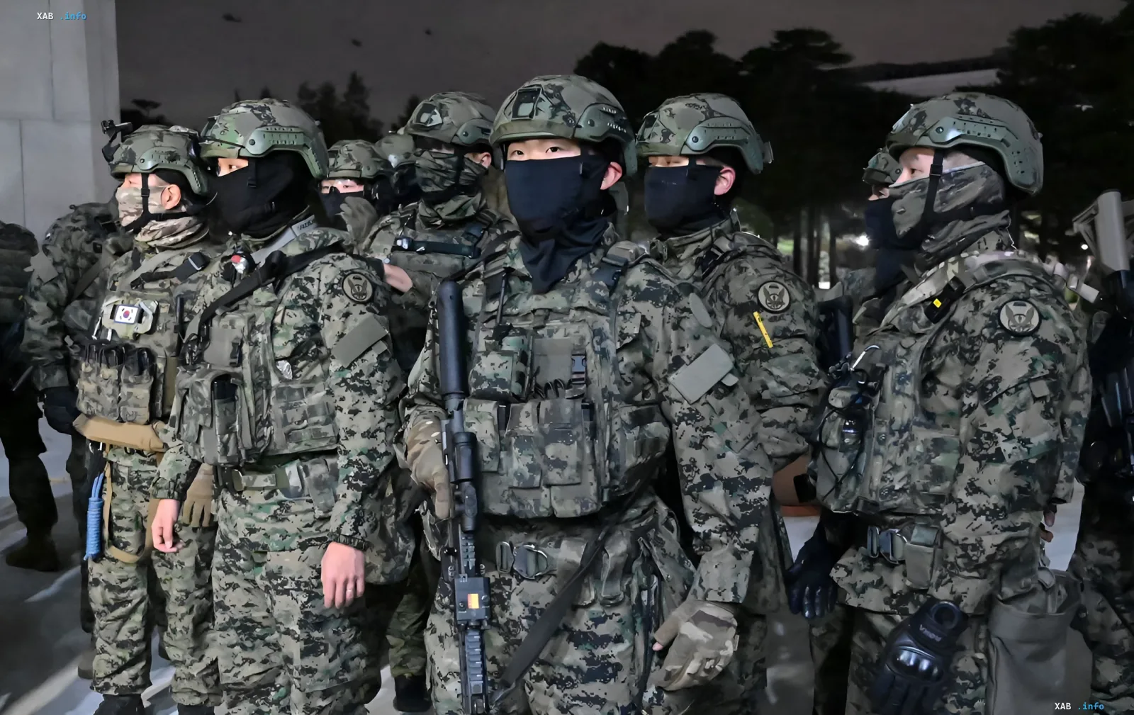 Южнокорейские военные в камуфляже и тактическом снаряжении, готовые к операциям с использованием БПЛА в рамках дроновой революции в Сеуле