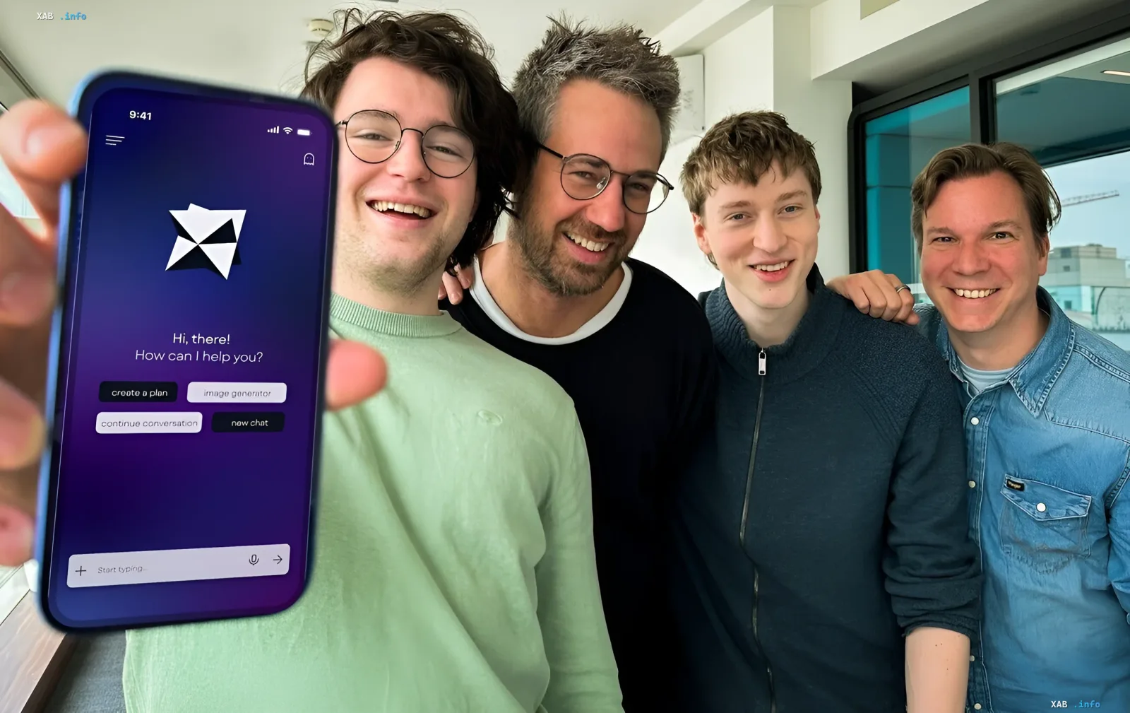 Entwicklungsteam von eustella präsentiert das mobile App-Interface der souveränen KI-Agenten-Plattform auf einem Smartphone