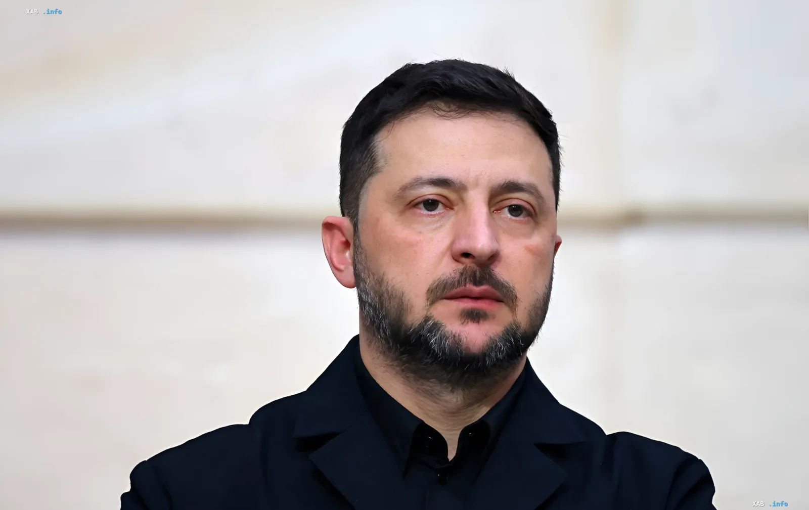 Ukrainischer Präsident Wolodymyr Selenskyj in einem schwarzen Anzug vor einer hellen Wand, im Kontext des Friedensangebots und der Aufforderung an Moskau, den ersten Schritt zu tun