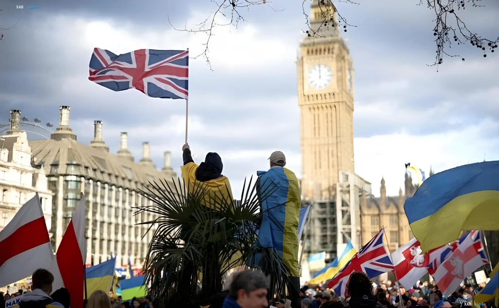 Demonstration in London mit Flaggen des Vereinigten Königreichs und der Ukraine vor Big Ben, die Unterstützung für die Ukraine symbolisiert