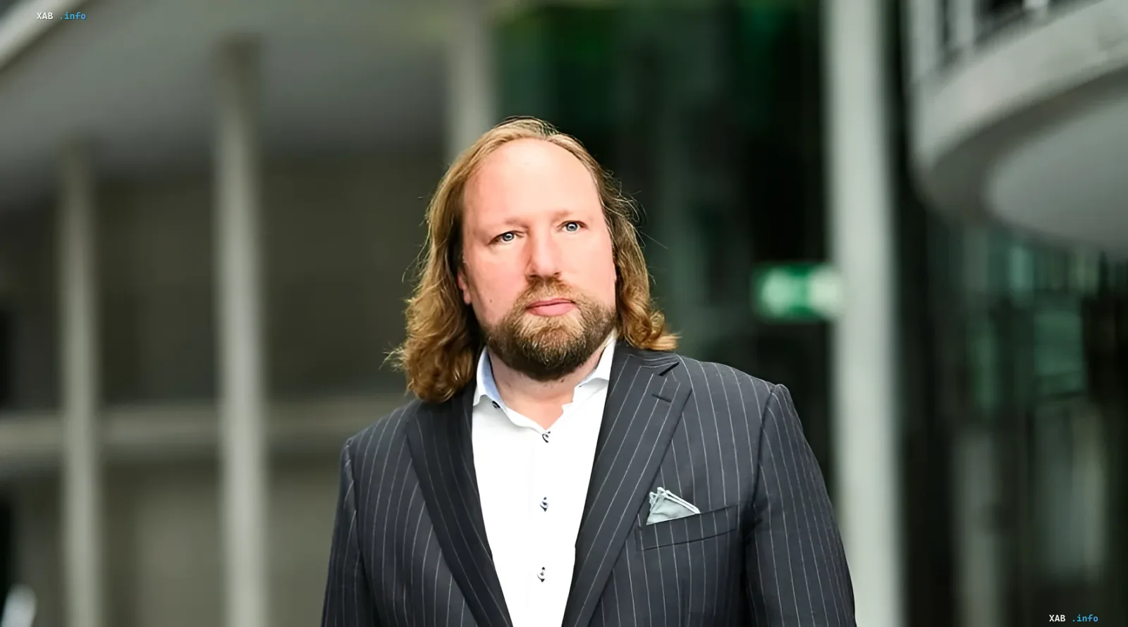 Deutscher Abgeordneter in einem gestreiften Anzug, der sich für das Recht der Ukrainer auf Wehrdienstverweigerung ausspricht