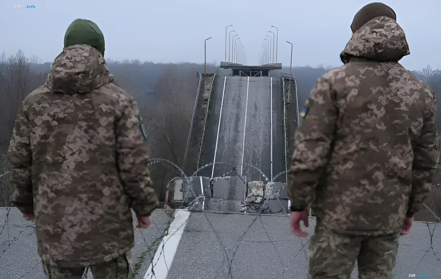 Ukrainische Soldaten an einer zerstörten Brücke an der Grenze zu Belarus, die die Herausforderungen der Rückkehr durch Domanyovo symbolisieren