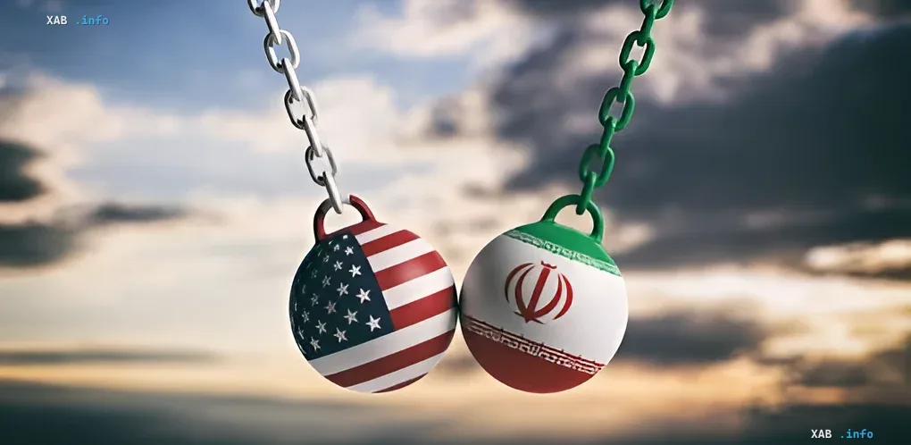 Symbolisches Bild des Zusammenbruchs der Beziehungen zwischen den USA und dem Iran: Kugeln mit den Flaggen der Länder, an Ketten aufgehängt, kollidieren vor einem dramatischen Himmel