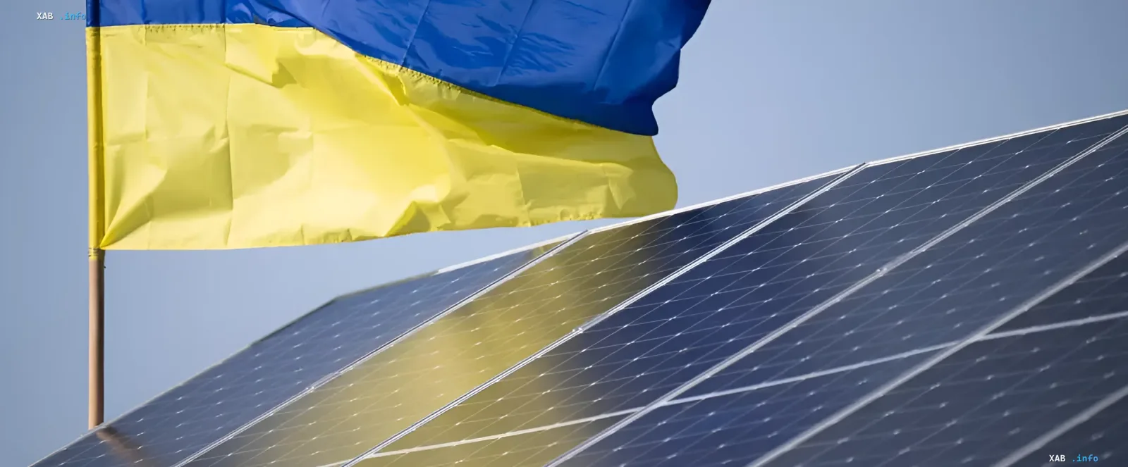 Solarpanele vor dem Hintergrund der ukrainischen Flagge: Symbol für wirtschaftliche Erholung und Arbeitskräftegewinnung im Jahr 2026