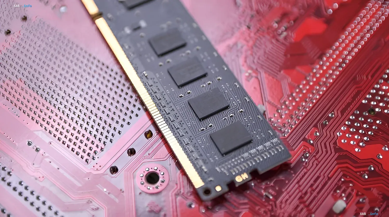 Модуль оперативной памяти DDR4 на красной материнской плате — символ роста цен на чипы по прогнозу Lenovo до 2030 года