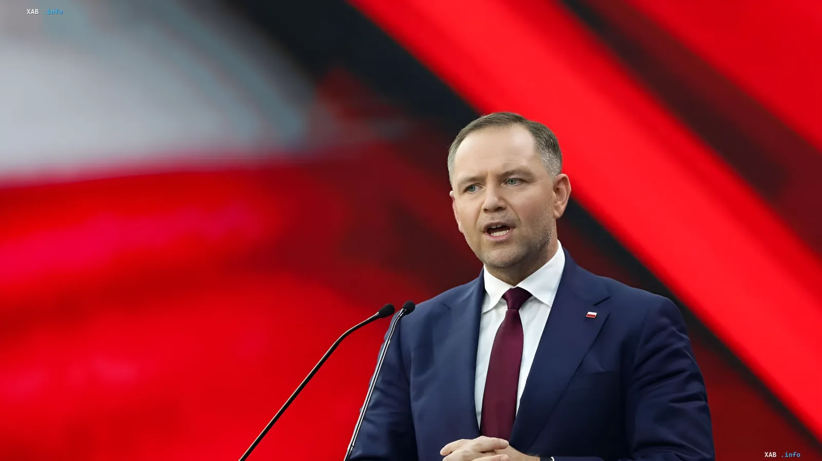 Polnischer Ministerpräsident Mateusz Morawiecki hält eine Rede vor polnischer Flagge, was den politischen Spalt in Polen über die Entziehung des Ordens von Selenskyj illustriert