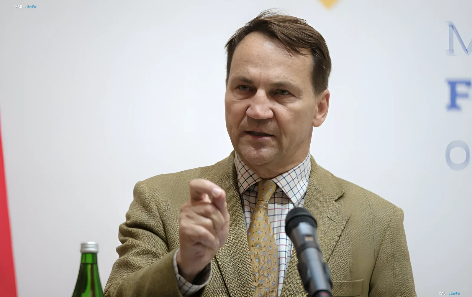 Mark Sicorski während einer Rede warnt vor russischen Provokationen gegen die NATO und weist auf die Ernsthaftigkeit der Bedrohung hin