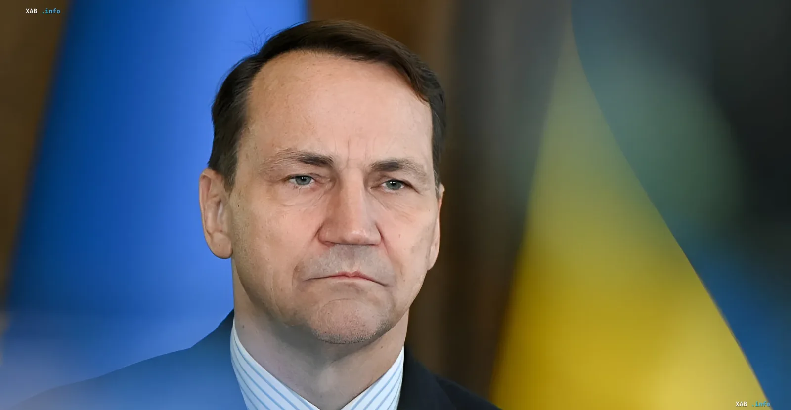 Mark Sicorski vor ukrainischen und NATO-Flaggen warnt vor möglichen Provokationen durch Russland