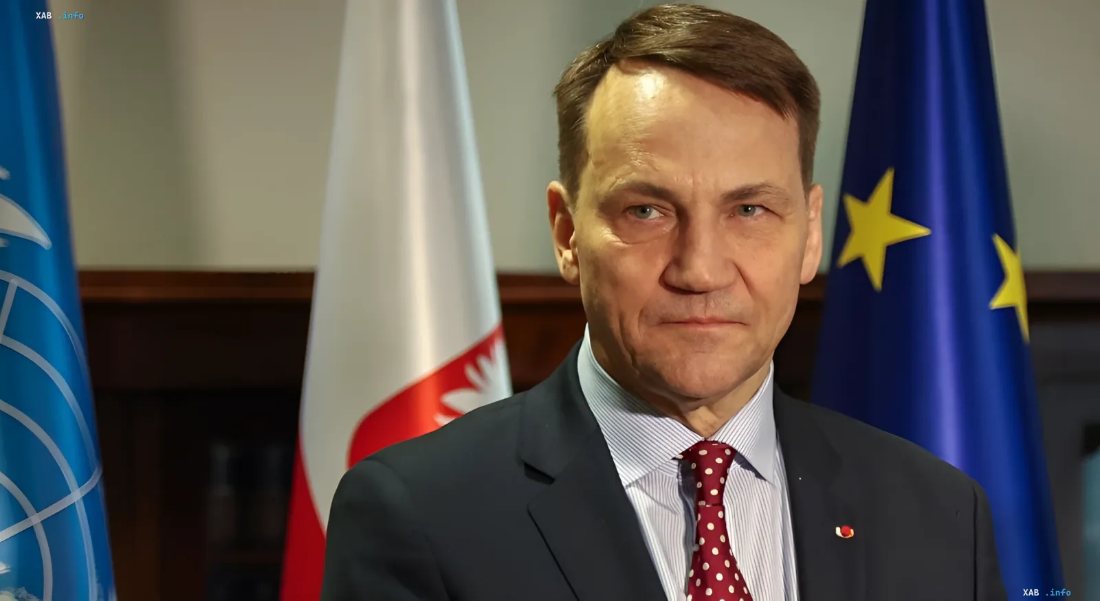 Polnischer Präsident Andrzej Duda vor den Flaggen Polens, der EU und der UNO — Symbol diplomatischer Spannung wegen des Ordens des Weißen Adlers