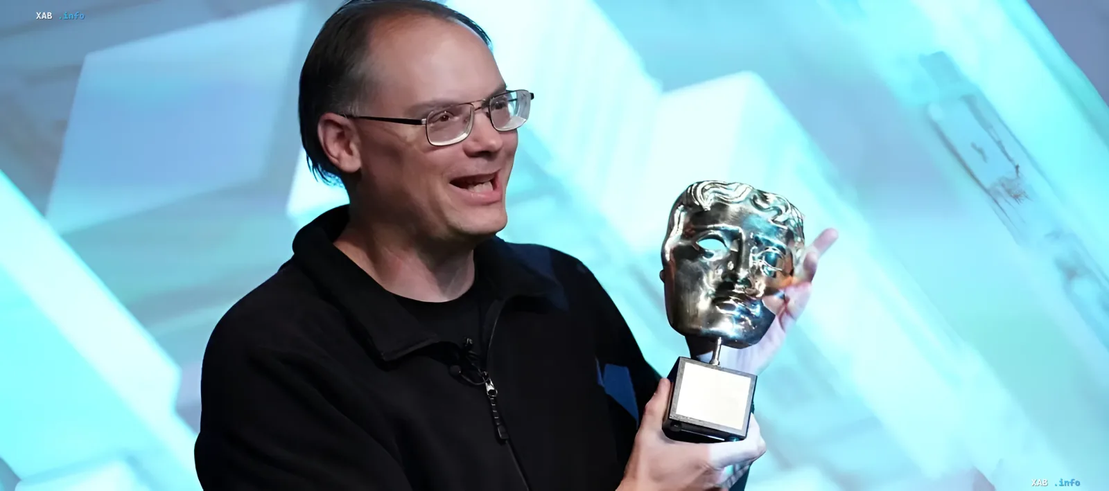 Тім Свінні з нагородою BAFTA, що символізує його внесок у індустрію та критику закритих платформ