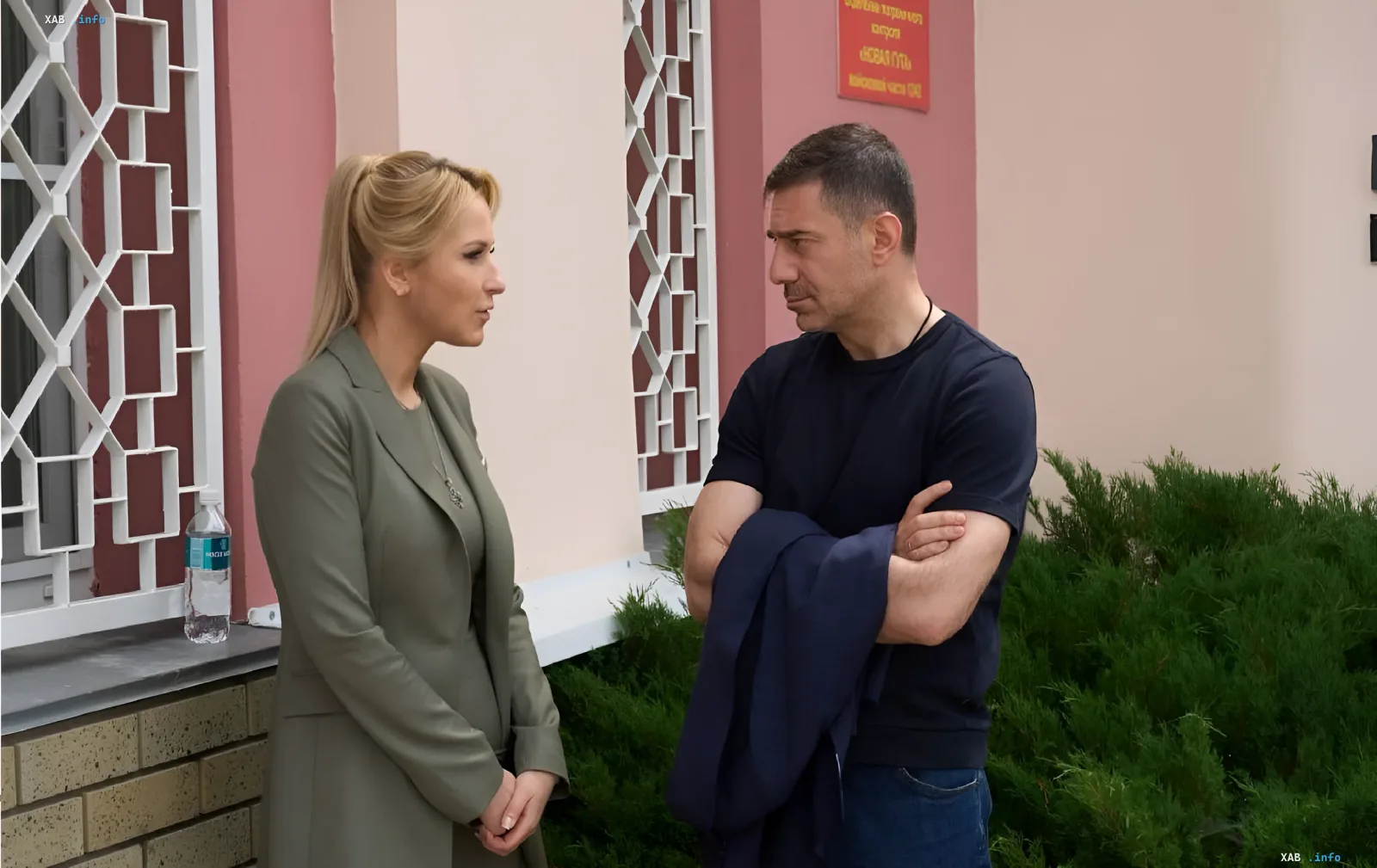 Ukrainische Delegation und russischer Vertreter diskutieren neue Vereinbarungen über Gefangenenwechsel vor einem Gebäude mit armenischen Inschriften