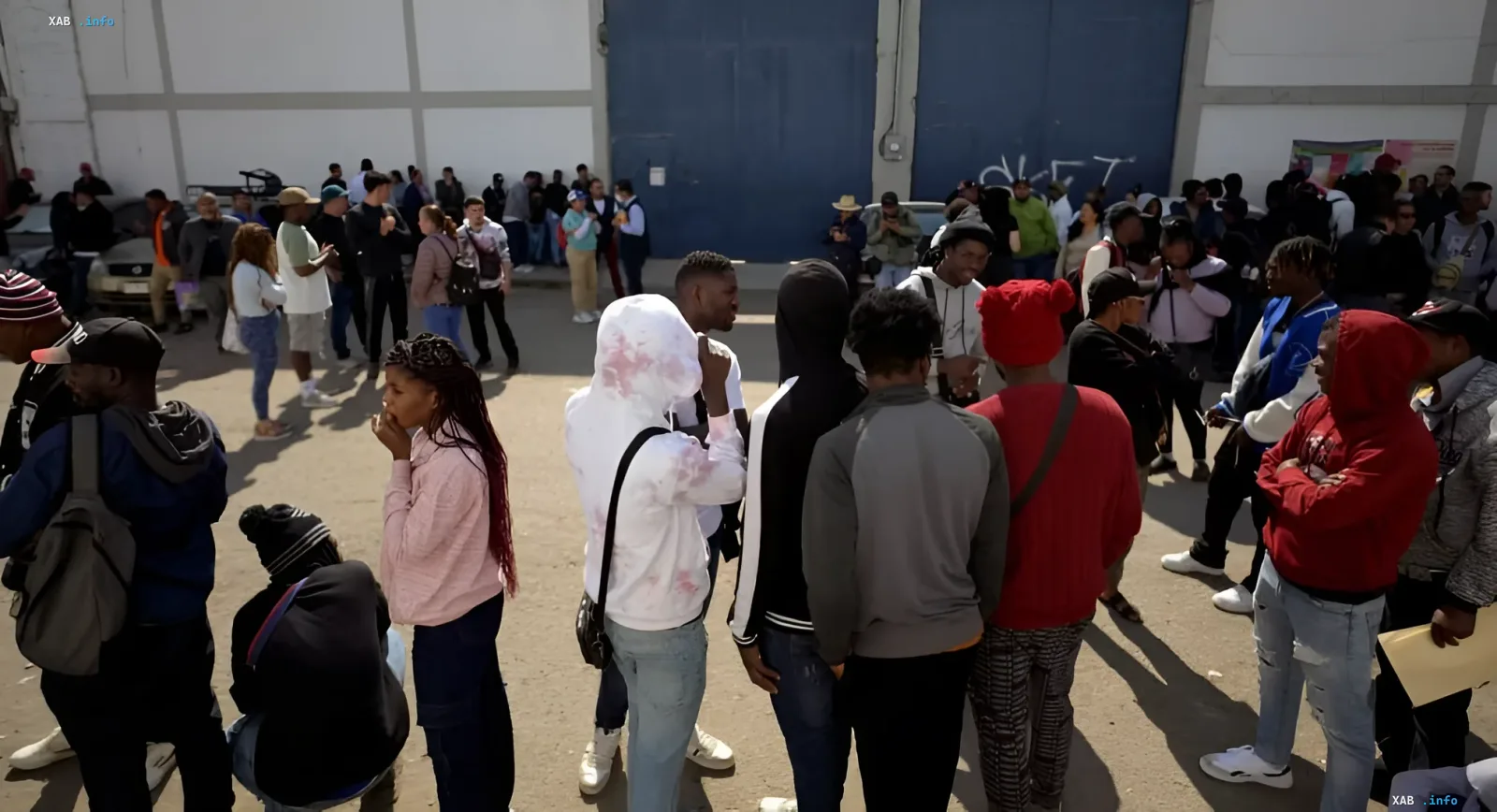 Eine Gruppe von Migranten steht in einer Schlange auf der Straße und wartet auf eine Entscheidung über ihren Status nach dem Urteil des Obersten Gerichtshofs der USA über Massenstreichungen des Schutzes