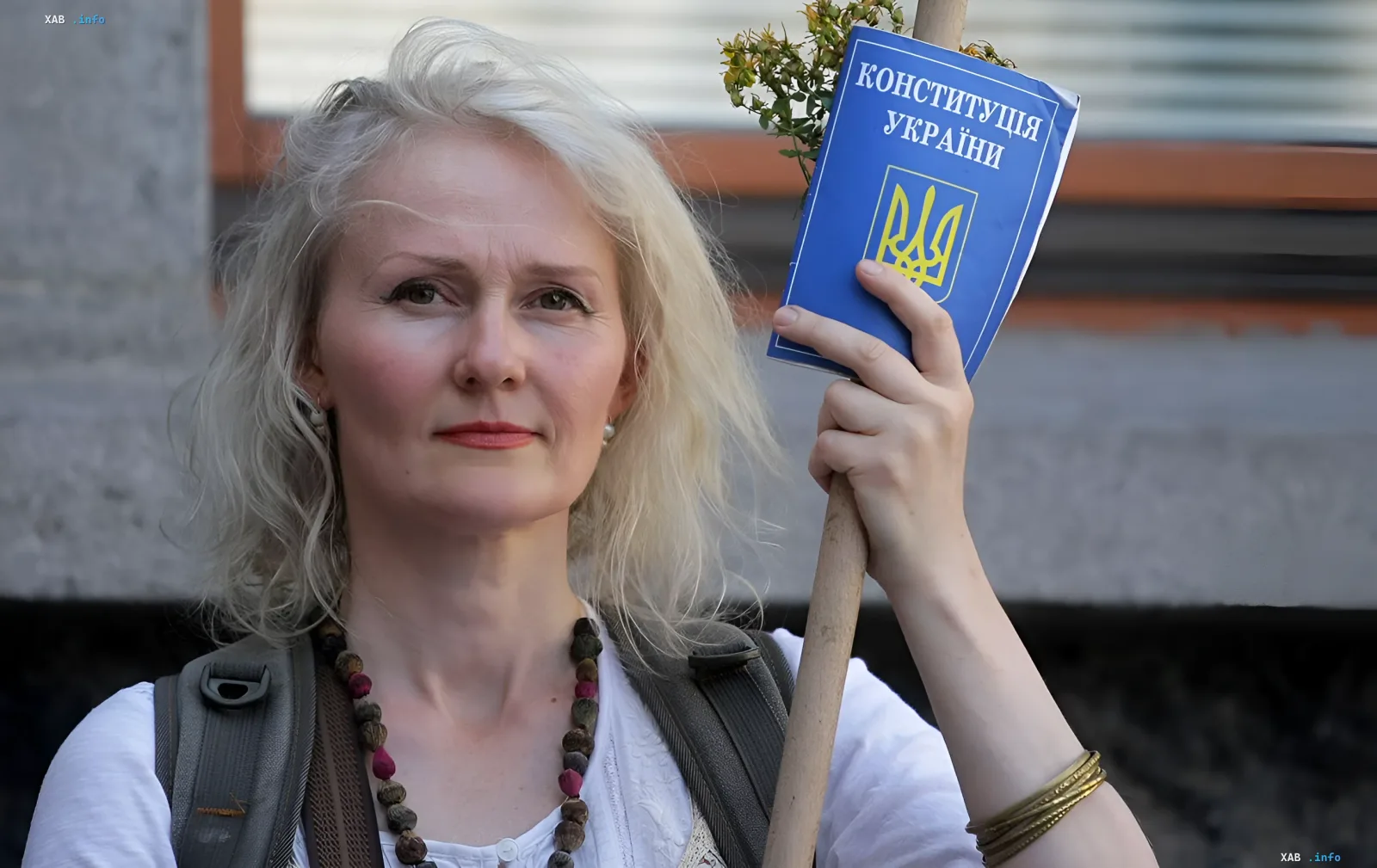 Frau hält Ukraines Verfassung im Krieg — Symbol des Schutzes des Grundgesetzes in kritischen Zeiten