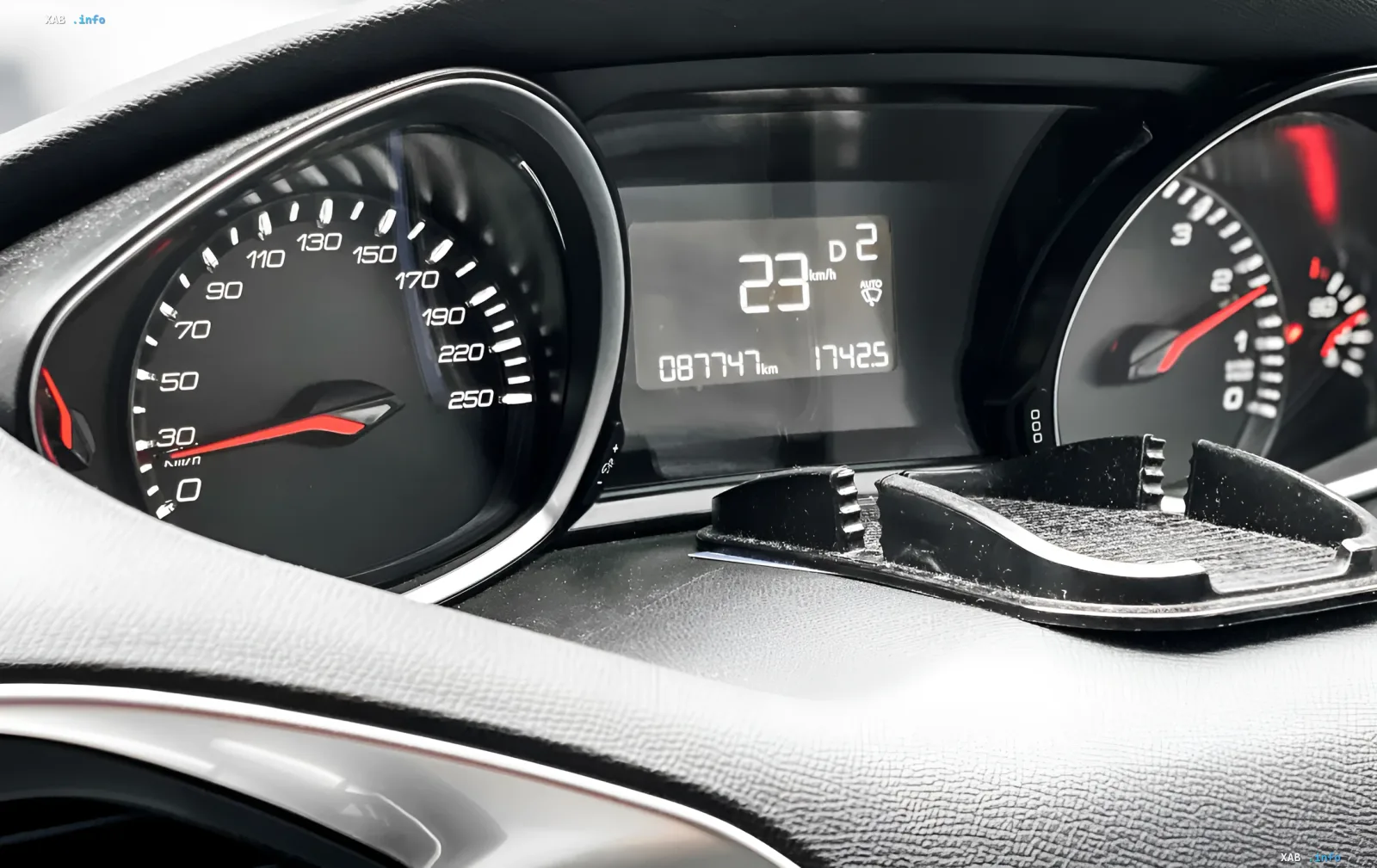 Приборная панель автомобиля с пробегом 87 747 км, демонстрирующая реальное состояние машины на украинском рынке б/у авто