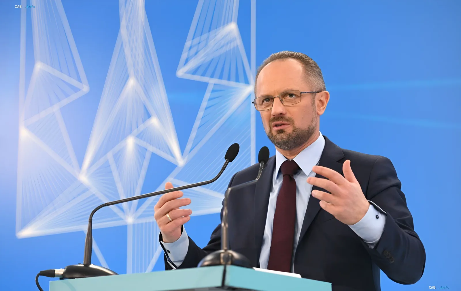 Roman Bezsmertny hält eine Rede auf einer Konferenz und diskutiert die Notwendigkeit einer parlamentarischen Republik in der Ukraine