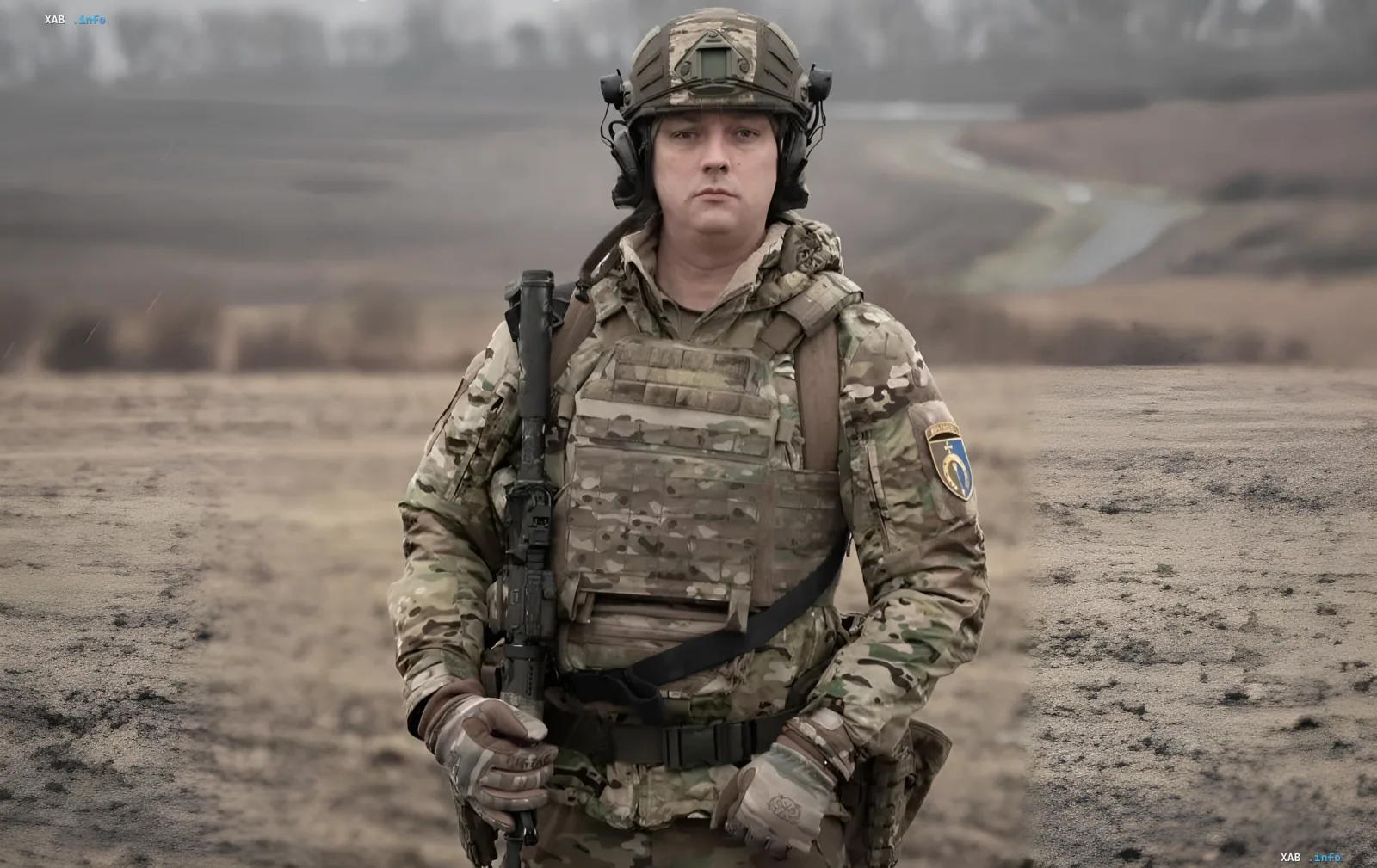 Ukrainischer Soldat in Tarnkleidung mit Waffe vor karger Landschaft — Illustration zum Artikel über den Tod von Oberst Kononnikow und den Beginn einer dienstlichen Untersuchung