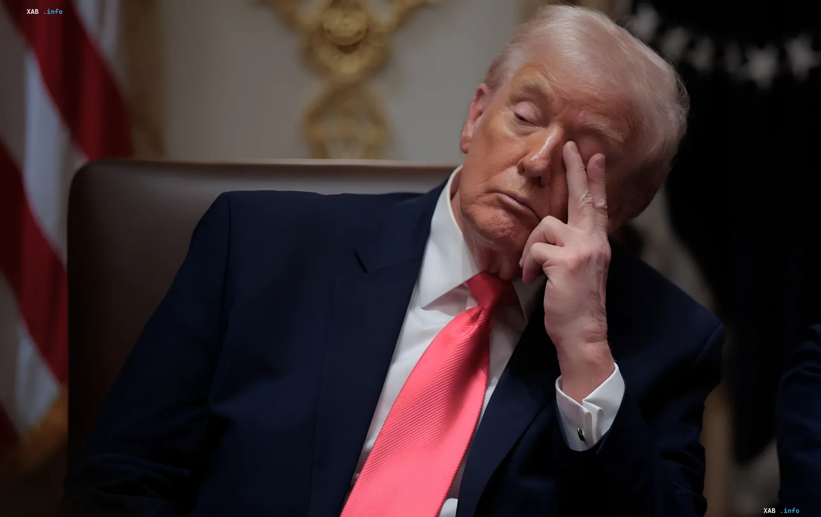 Donald Trump in tiefer Überlegung, bespricht die Einstellung der Angriffe zwischen den USA und dem Iran im Hormus-Strom