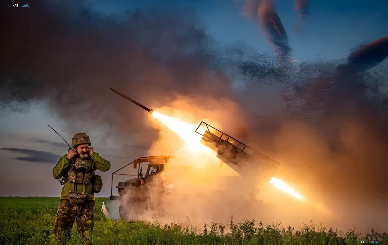Ukrainischer Soldat korrigiert das Artilleriefeuer vor dem Hintergrund eines Raketenstarts, was die technologischen Herausforderungen veranschaulicht, die von Sergei Beskrestnov angesprochen wurden