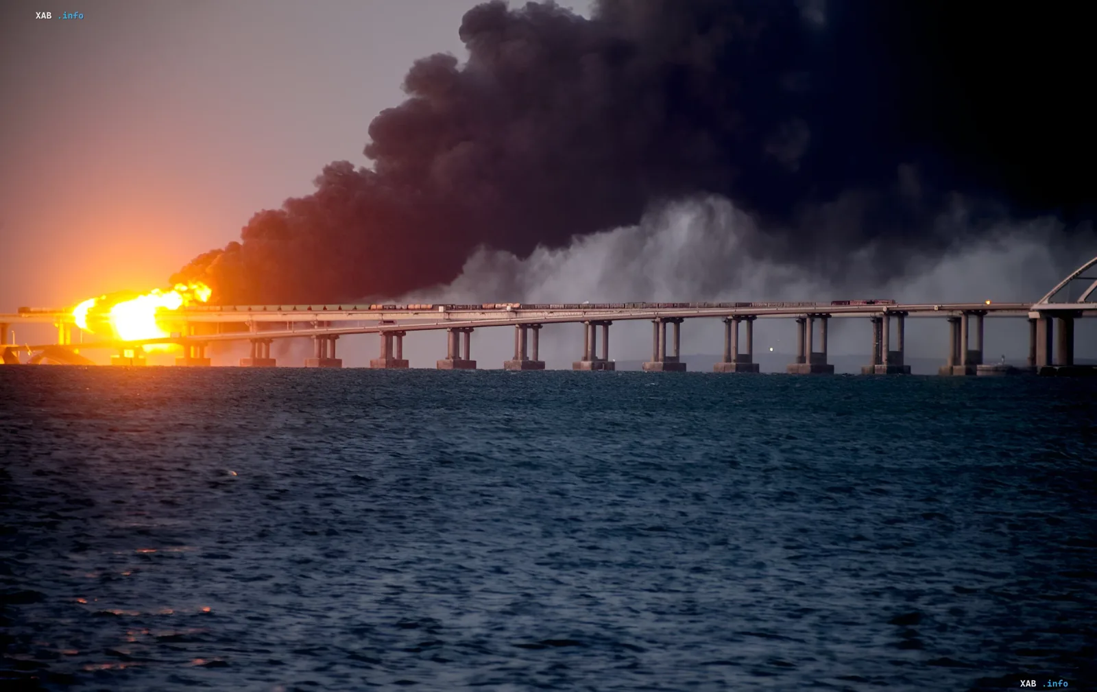 Feurige Explosion auf der Krim-Brücke: Die ukrainischen Verteidigungskräfte treffen ein strategisches Eisenbahnobjekt und stören die Logistik des Aggressors