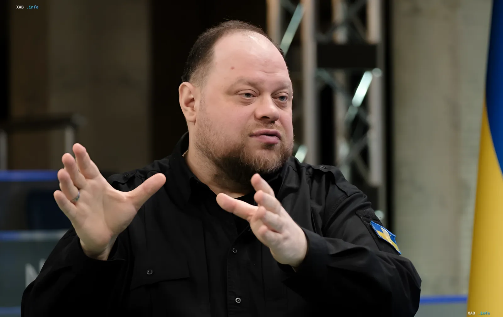 Ukrainischer Verteidigungsminister Oleksiy Reznikow gestikuliert während einer Rede vor dem Hintergrund der ukrainischen Flagge und diskutiert Verfassungsänderungen im Kontext des EU-Beitritts