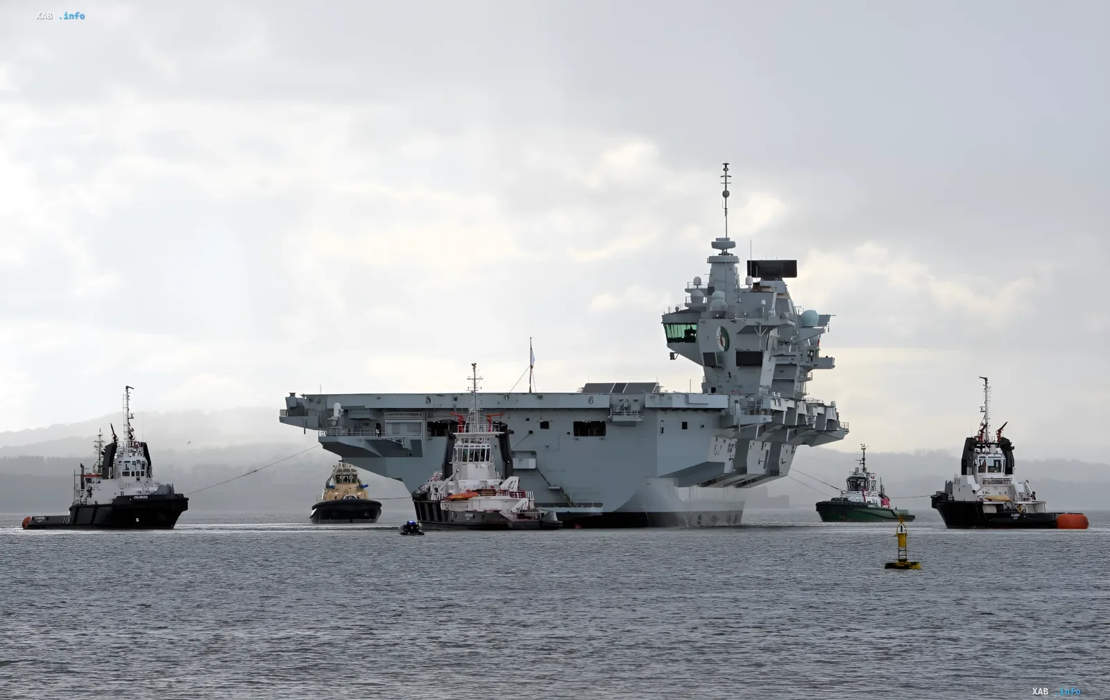 Britischer Flugzeugträger HMS Queen Elizabeth wird von Schleppern im nebligen Atlantik geschleppt, was eine Änderung der Militärstrategie symbolisiert