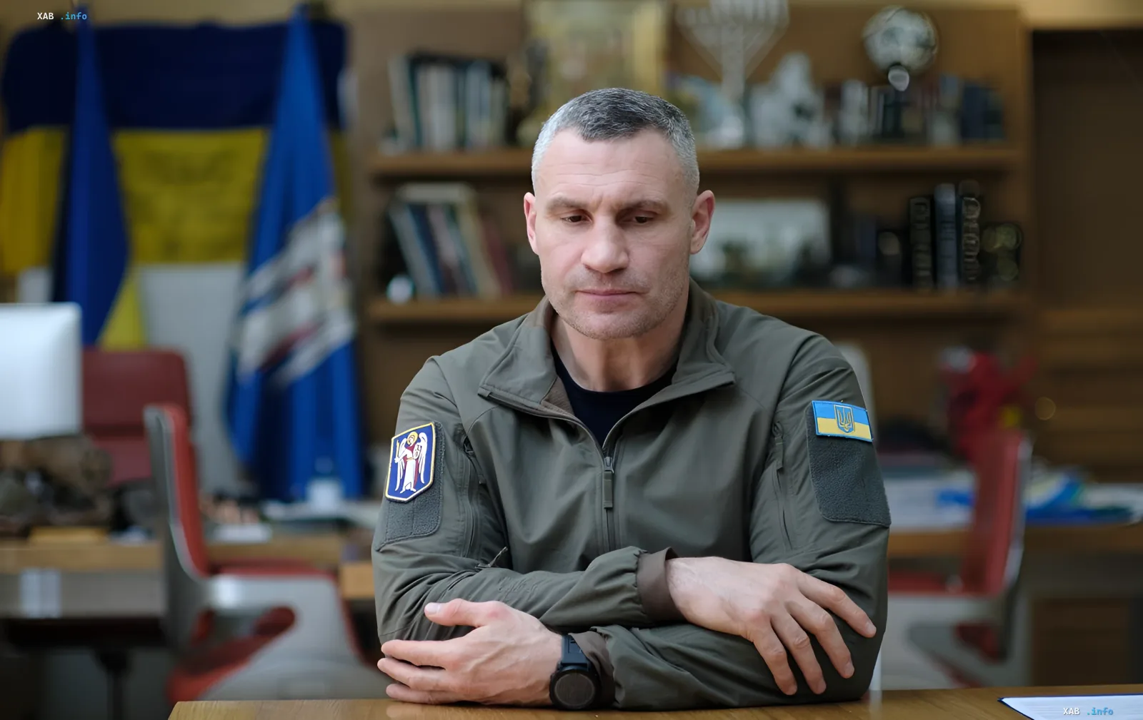 Wolodymyr Selenskyj in seinem Büro mit ukrainischen Flaggen, diskutiert die Wintervorbereitung Kiews nach dem NSDC-Treffen