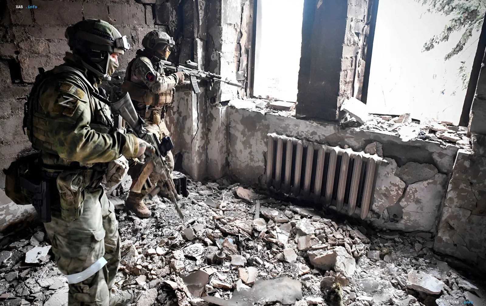 Russische Soldaten mit Z-Markierung in einem zerstörten Gebäude in der Ukraine, die den Kontext der Provokationen Moskaus illustrieren
