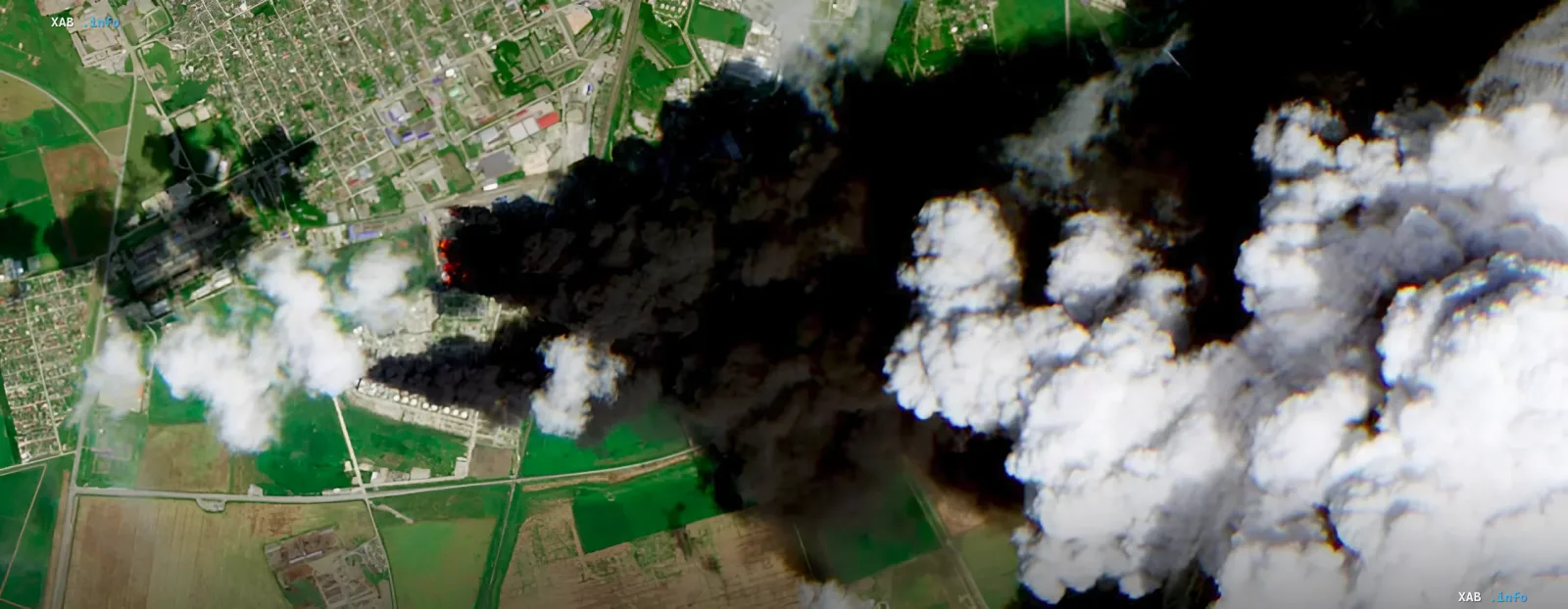 Спутниковое фото масштабного пожара на Славянском НПЗ с густым черным дымом и огненными очагами