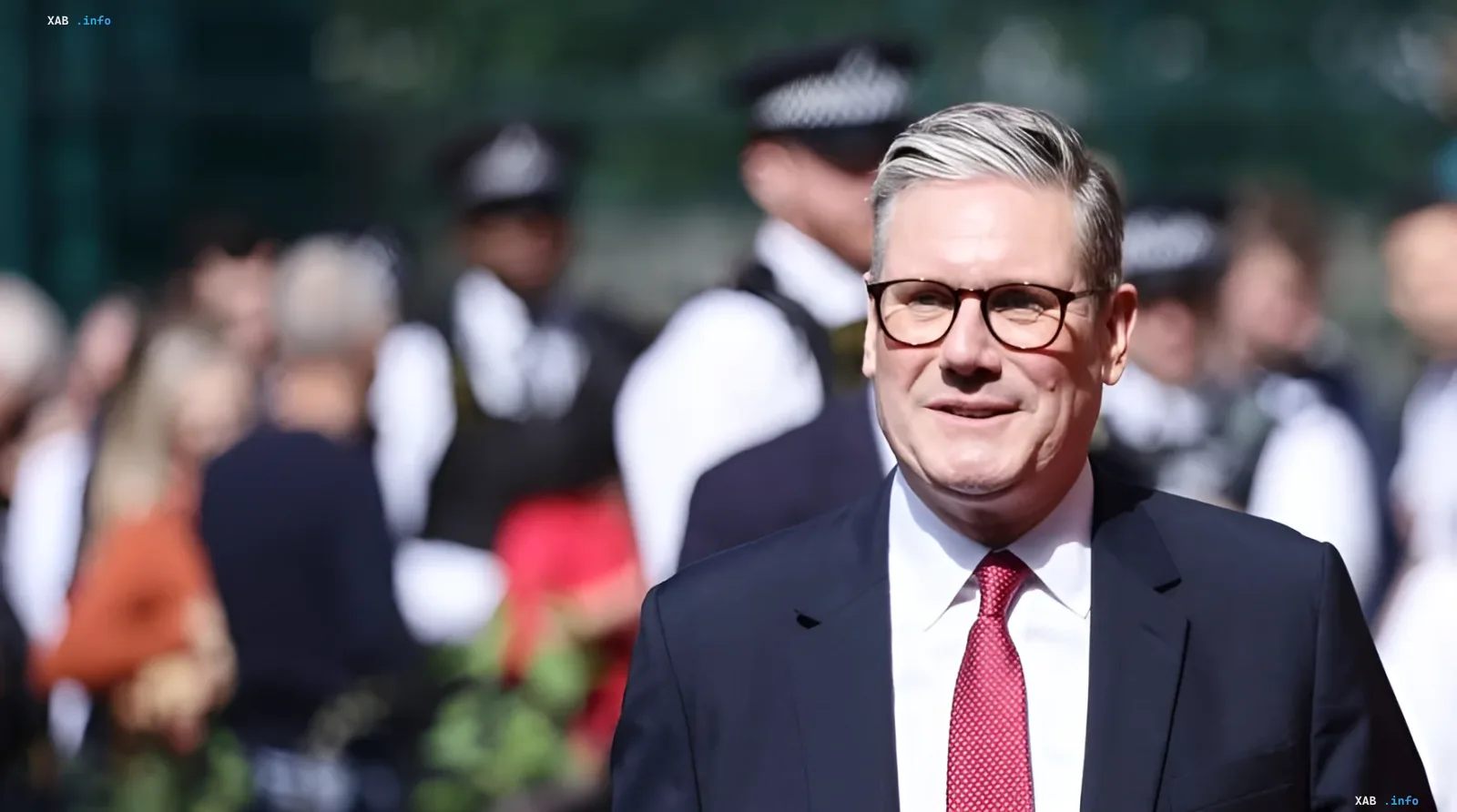 Keir Starmer im Anzug und mit Brille vor Polizisten — Illustration zum Artikel über den Mythos, dass er die NATO leitet