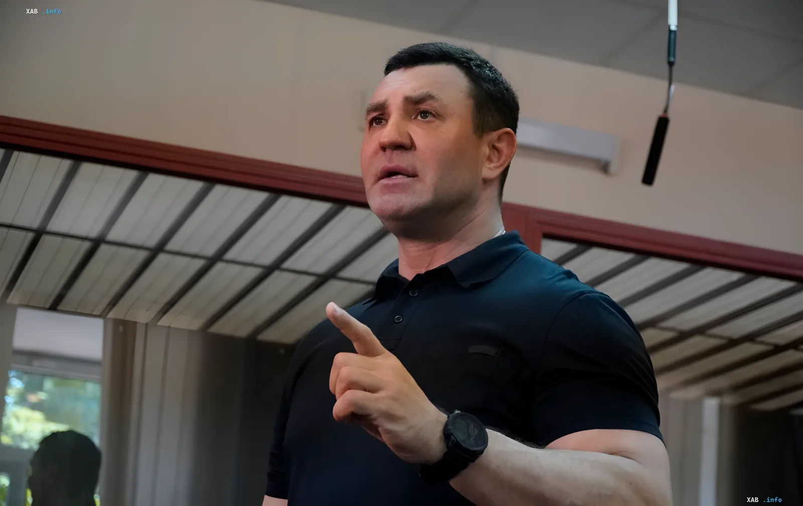 Народный депутат Тищенко в зале заседаний, указывающий пальцем — на фоне скандала о вымогательстве и фальсификации декларации
