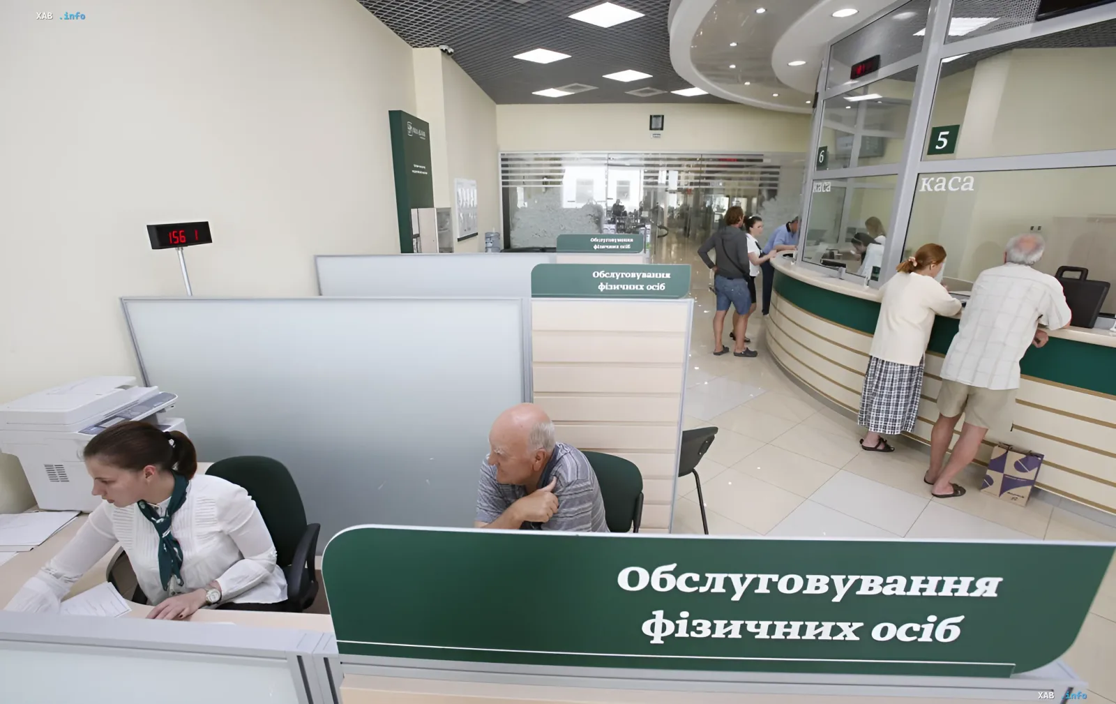 Клиенты в отделении Ощадбанка: сотрудники и посетители работают при включенном кондиционере, несмотря на предупреждения о сбоях из-за жары и перебоев с энергоснабжением