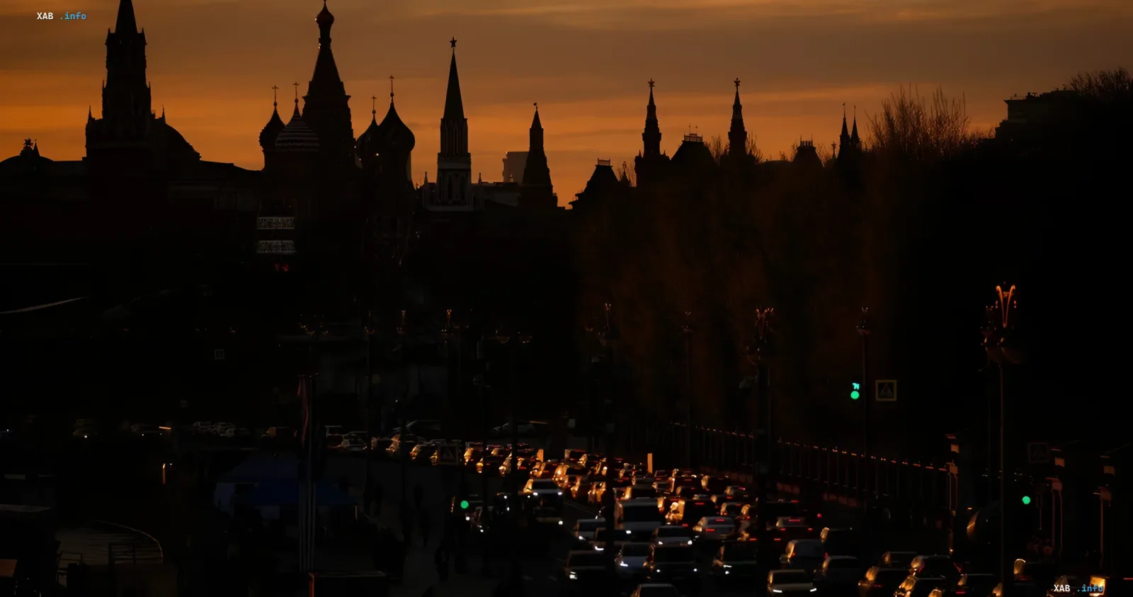 Silhouette von Moskau City bei Sonnenuntergang mit fahrendem Verkehr — Symbol der russischen Hauptstadt, in die Lateinamerikaner gelockt werden könnten