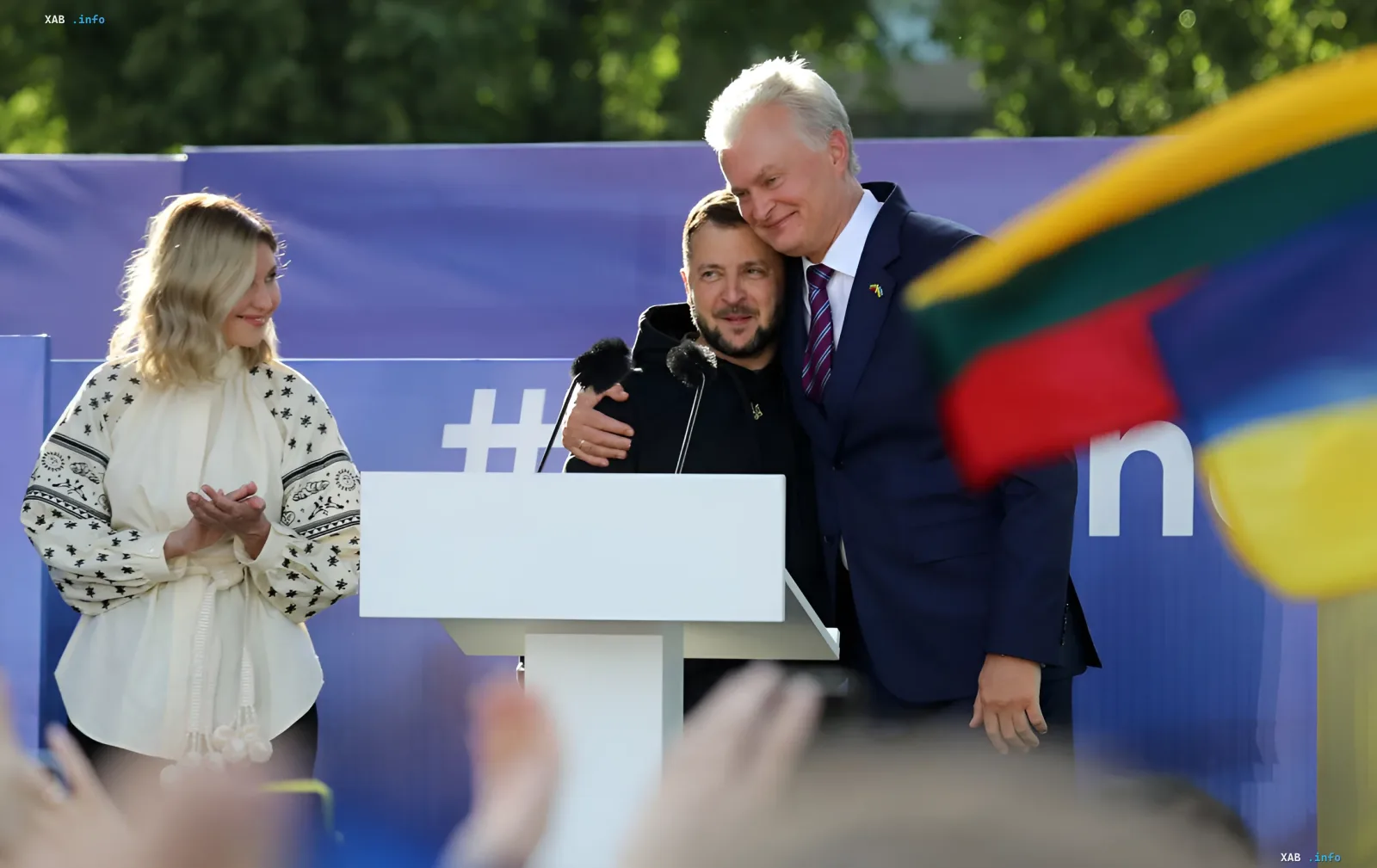 Der ukrainische Präsident Wolodymyr Selenskyj umarmt den litauischen Präsidenten Gitanas Nausėda vor dem litauischen Hintergrund während eines dringenden Gipfels in Juodkrante