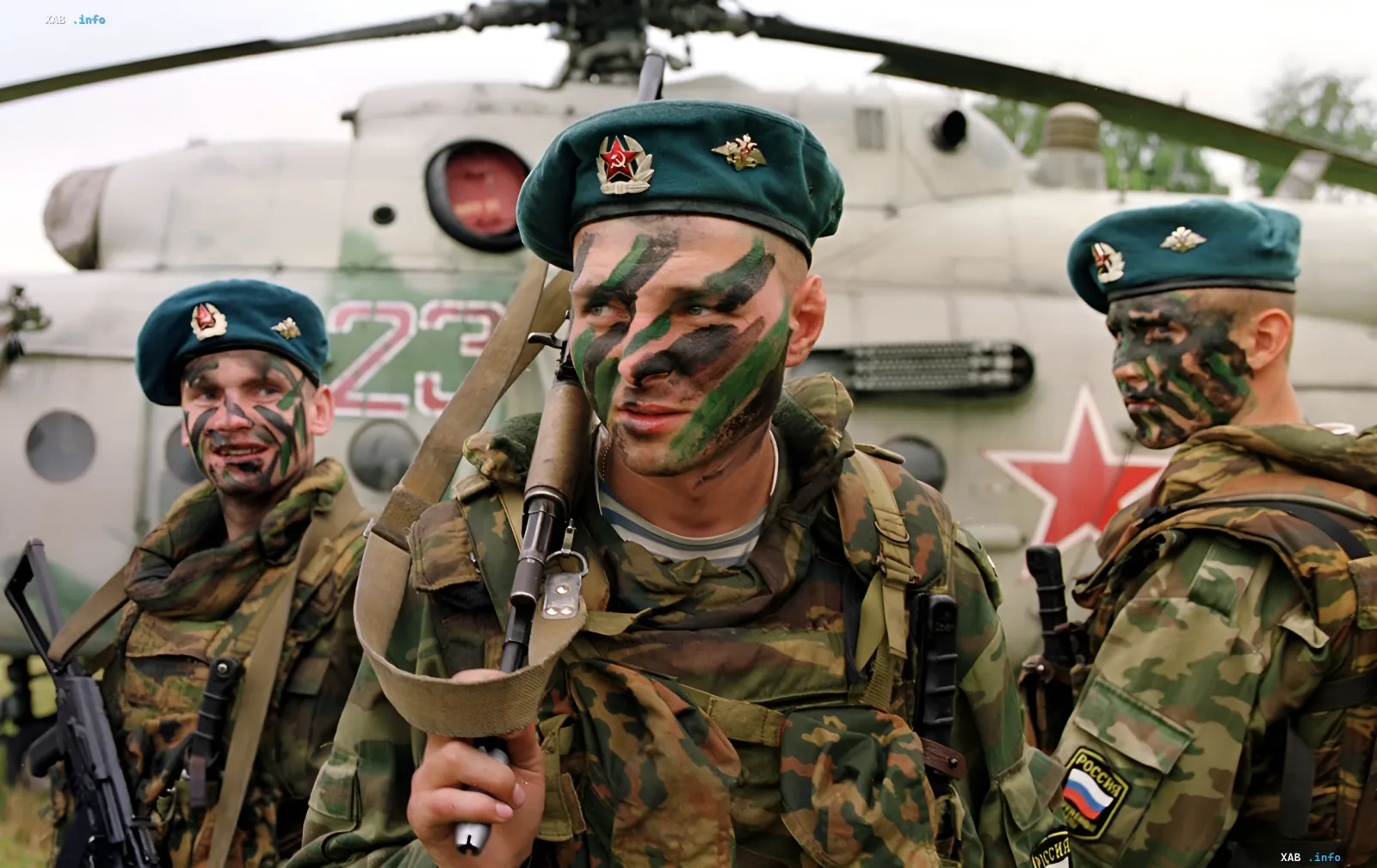 Gruppe russischer VDV-Fallschirmjäger mit Tarnbemalung und Sturmgewehren vor einem Mi-8-Hubschrauber, die an einer Propagandaaktion in Saporischschja teilnahmen, die von der GUR-Spezialeinheit vereitelt wurde.