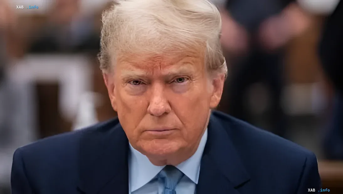 Donald Trump im Anzug mit ernstem Gesichtsausdruck, der die Spannung bei Ölverhandlungen mit dem Iran symbolisiert