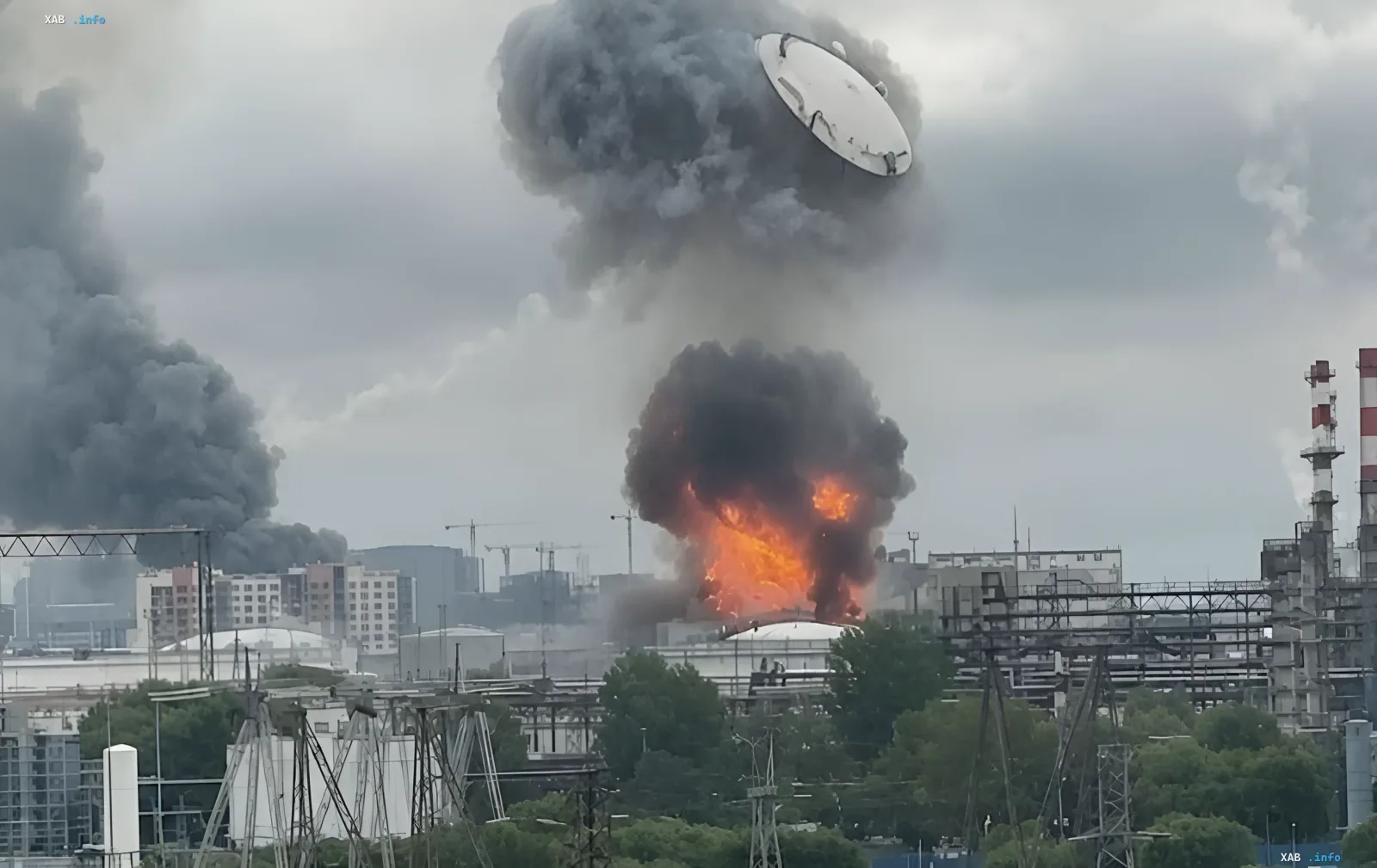 Explosion at a Russian oil refinery: fireball and smoke after the strike, gasoline prices rise