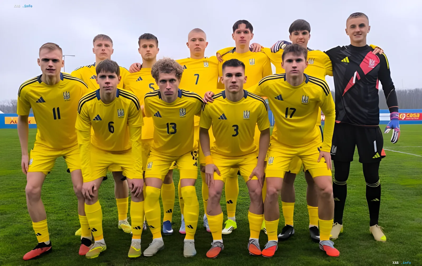 Сборная Украины U-19 в желтой форме на групповом фото после победы над Хорватией на Евро-2026