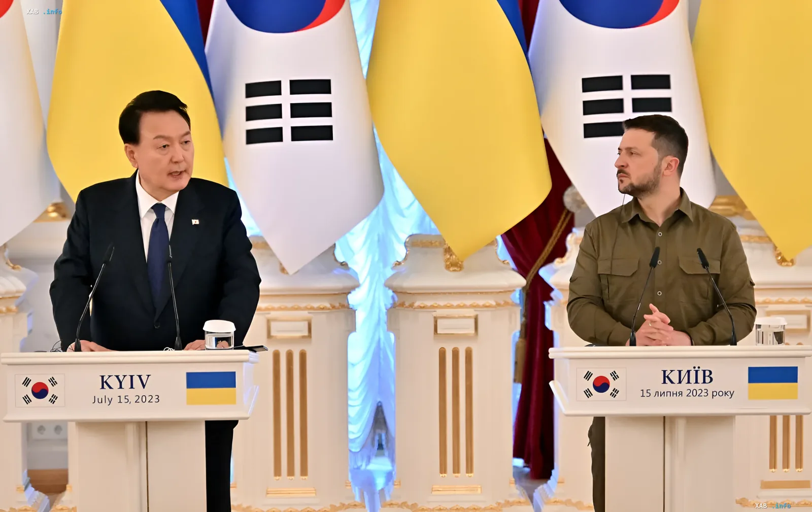 Der ukrainische Präsident Wolodymyr Selenskyj und der südkoreanische Präsident Yoon Suk Yeol bei einer gemeinsamen Pressekonferenz in Kiew, 15. Juli 2023, die die Vertiefung der diplomatischen Beziehungen zwischen der Ukraine und den ostasiatischen Ländern symbolisiert