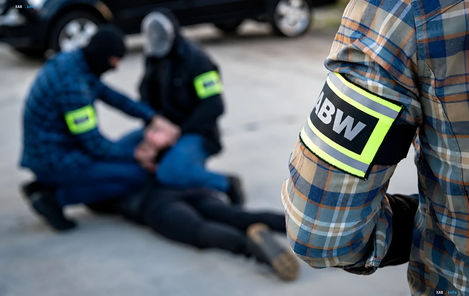 Polish border guards with ABW tape detain a group of recruiters accused of working for Russia