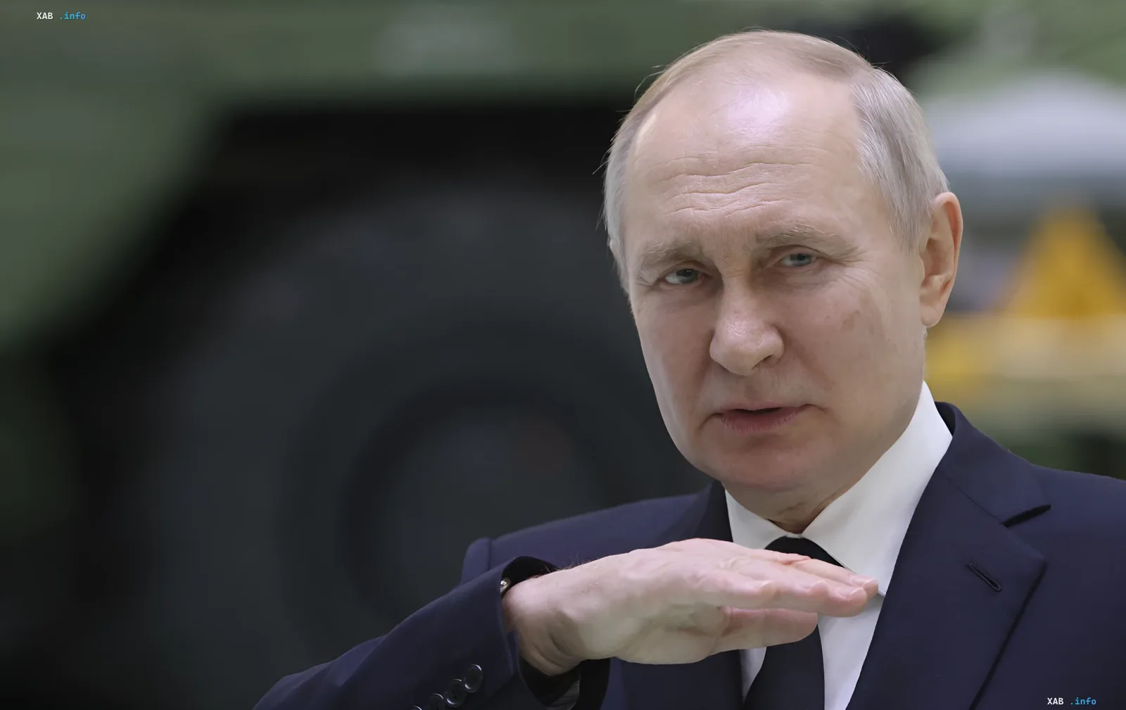 Wladimir Putin macht eine Handgeste, die die Ernsthaftigkeit der Situation ausdrückt, im Kontext von Drohnenabstürzen auf NATO-Gebiet und Estlands Reaktion