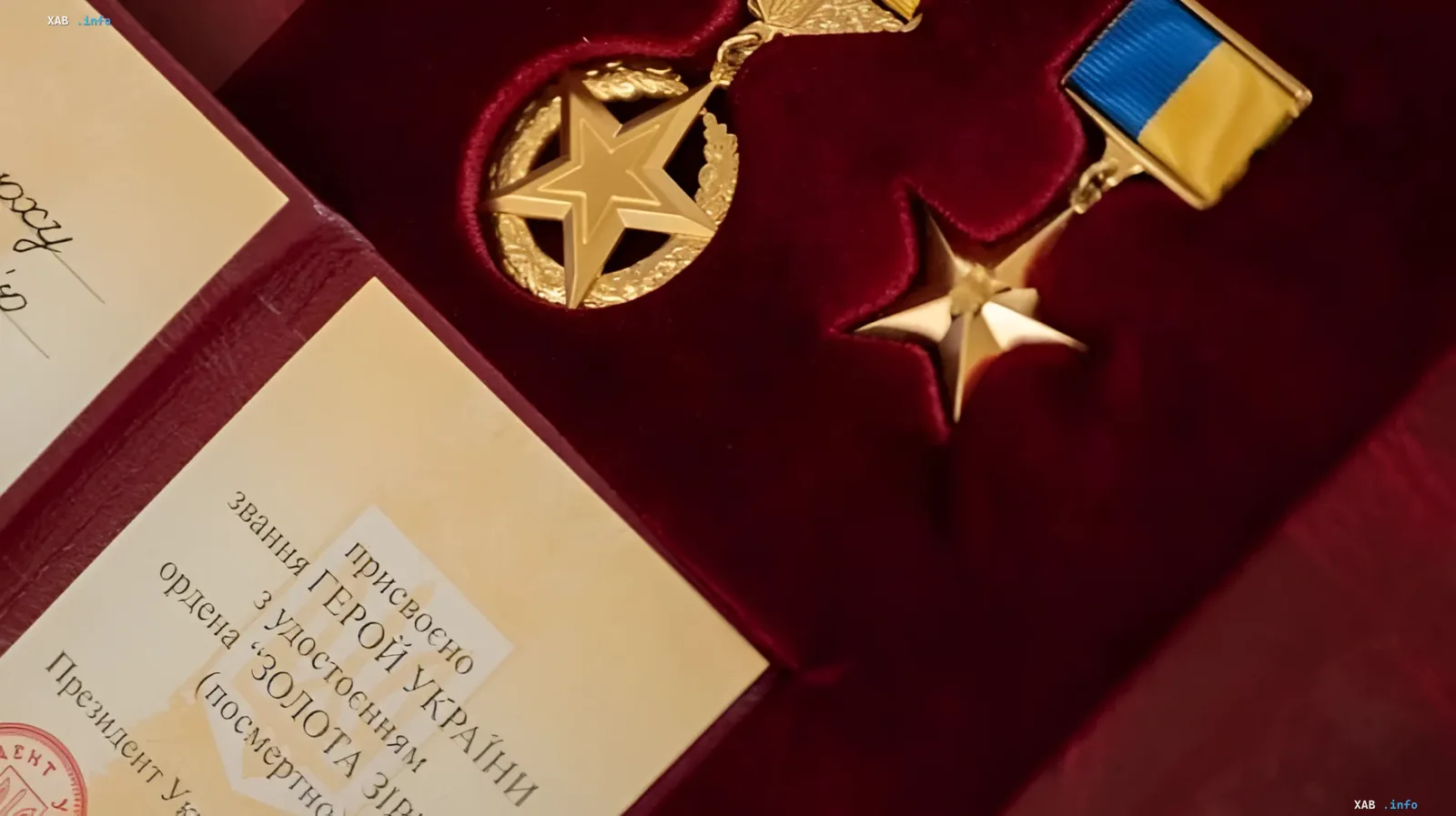Orden des Goldenen Sterns des Helden der Ukraine und Urkunde im Samtkasten — posthum verliehene Auszeichnung an einen Landesverteidiger