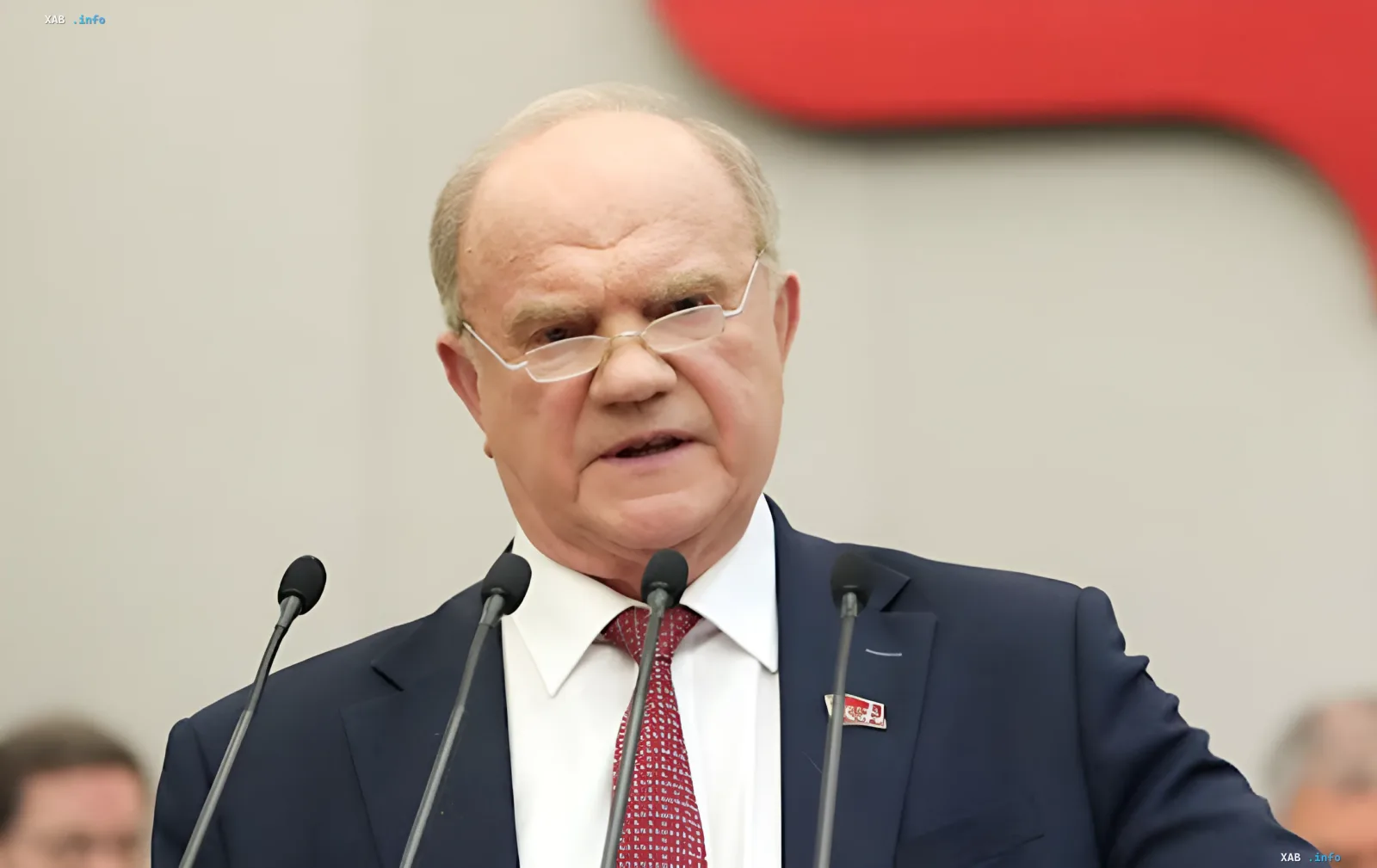 Gennadi Sjuganow hält eine Rede, in der er zur Konfiskation von 130 Billionen Rubel von Bürgern im Rahmen der Finanzkrise in Russland aufruft