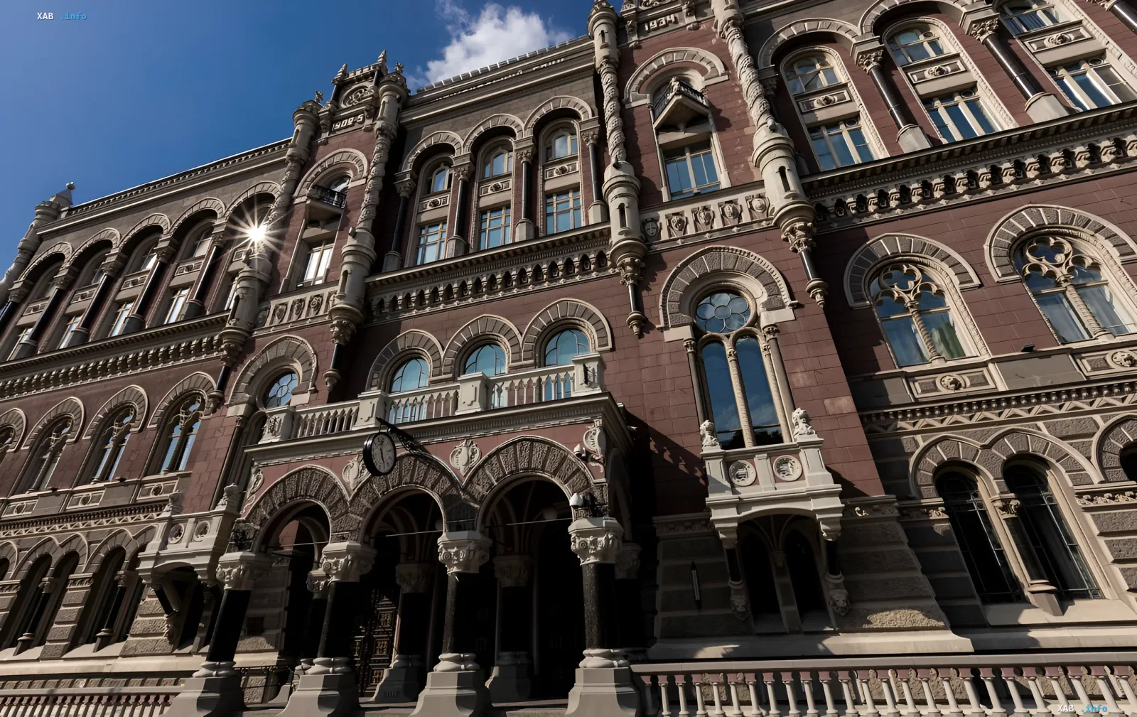 Historisches Gebäude mit architektonischen Details, das wirtschaftliche Stabilität und den Kontrast zwischen der Ukraine und Russland symbolisiert