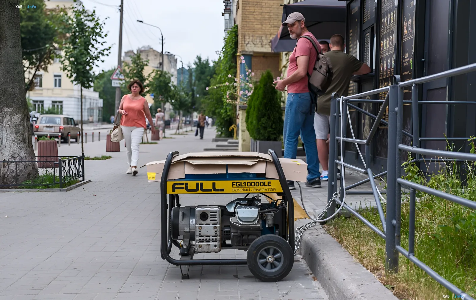 Бензиновий генератор FULL FGL10000LE на тротуарі в Сумській області — символ масових відключень світла через спеку та обстріли