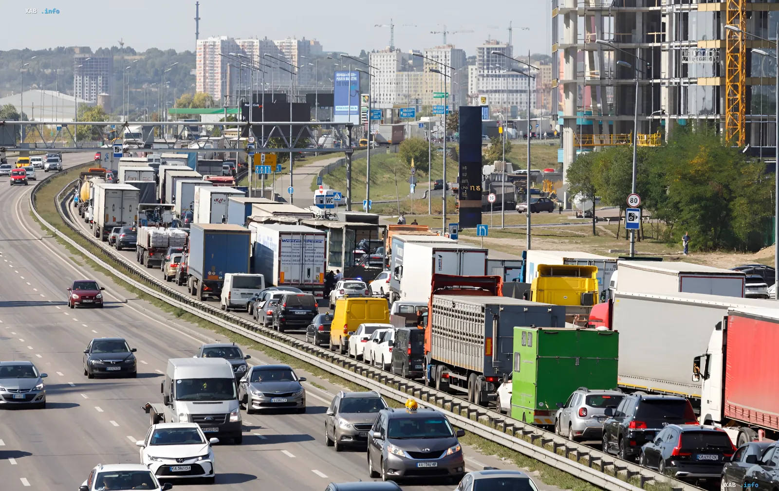 Масовий затор вантажівок та легкових авто на трасі в Київській області через запровадження «теплового режиму»