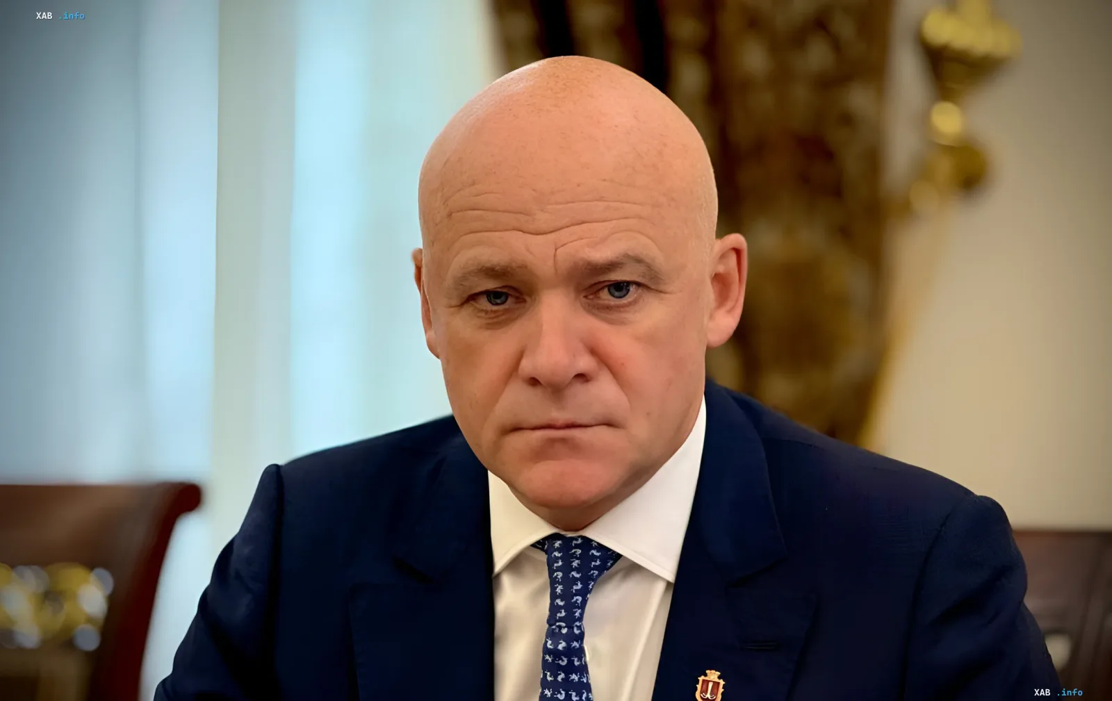 Gennady Trukhanov in a formal suit explains the situation regarding the loss of citizenship and the position of mayor of Odesa